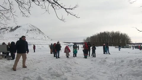 The arrow flies into the target 스톡 동영상 166905353