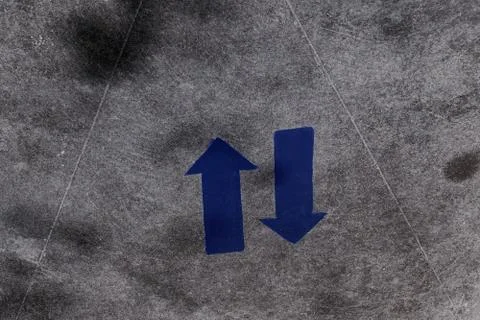 Arrow go back and forth print on the concrete floor Foto stock