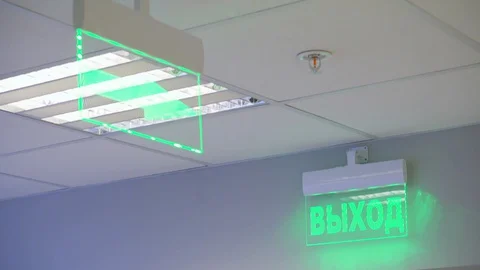 Arrow indicating exit and russian exit sign Stockbeeldmateriaal 130034583