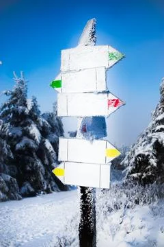 Arrow pointer. Winter snow-capped mountains. Place for text Foto stock