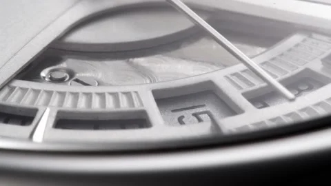 Arrow running on clock face with guilloche Vidéo 141814257