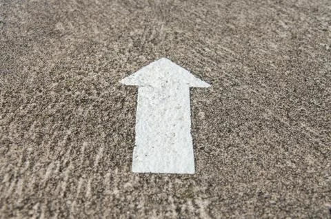 Arrow sign on a road surface Foto stock