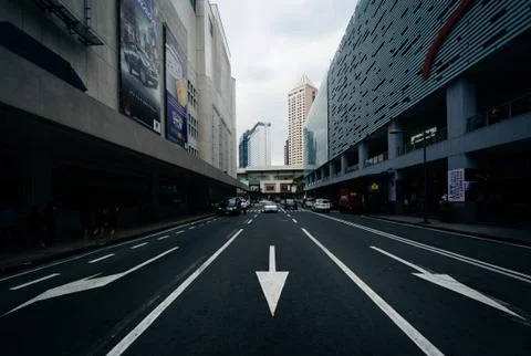 Arrows and modern buildings on Parkway Drive, at Ayala, in Makati, Metro Mani Stock Photos