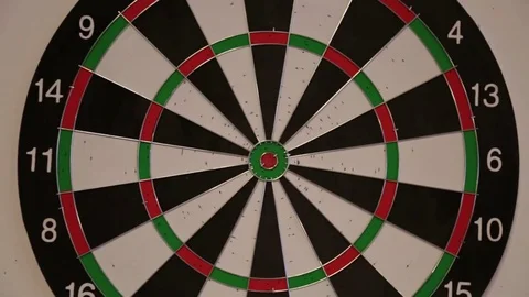 Arrows falling on the dart board 스톡 동영상 71007306