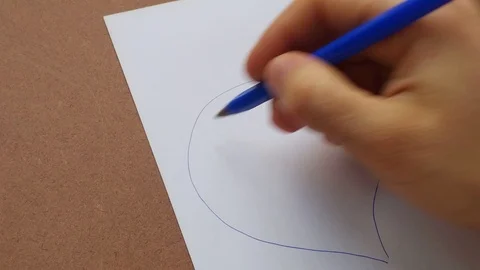 Arrugando un corazon Video stock 119115567