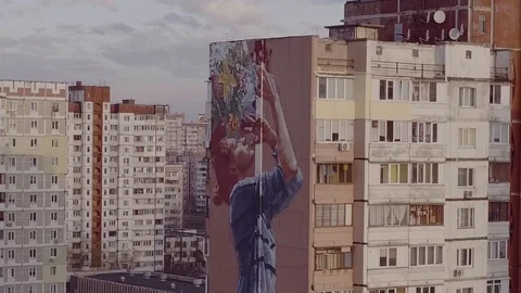 Art absorbs the city Stock Footage 106749146
