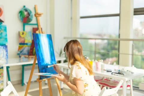 Art class, drawing and creativity concept - Female student sitting in front of Foto stock