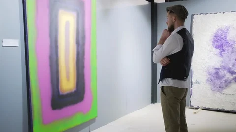 Art critic is viewing work of young abstract painter in exhibition Video stock 112131766