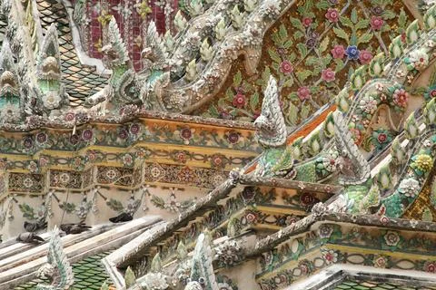 Art deco architectural elements on a rooftop 库存照片