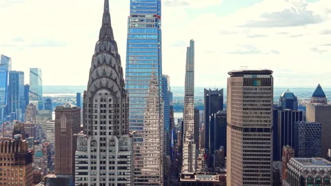 Art deco skyscraper spire against glass tower, Manhattan, New York Vidéo 341034030