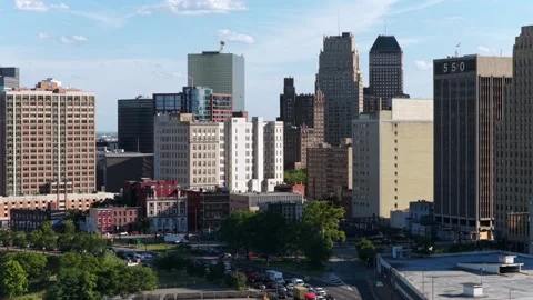 Art Deco tower rises among mixed high-rises in downtown Newark skyline, glass 库存影片 340968335