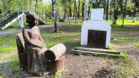 Art objects in the Kremlin Garden. Russian stove and wooden sculpture of lace Stock Photos