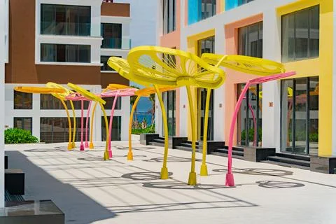 Art objects near the store. Foto stock