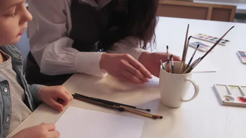 Art school painting tools tutorial lesson female 動画素材 167435116