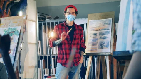 Art teacher is explaining painting during the group class 库存影片 150312962