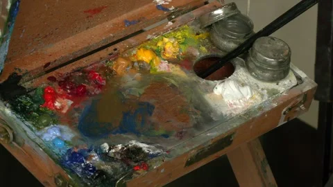 Art tools in the painter's atelier. 库存影片 328456057