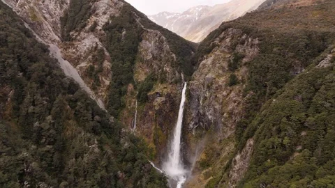 Arthurs Pass with a view of the Devils Punchbowl Waterfall. 库存影片 333012068