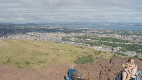 Arthur's Seat summit view over Salisbury Crags and Edinburgh 库存影片 345132002