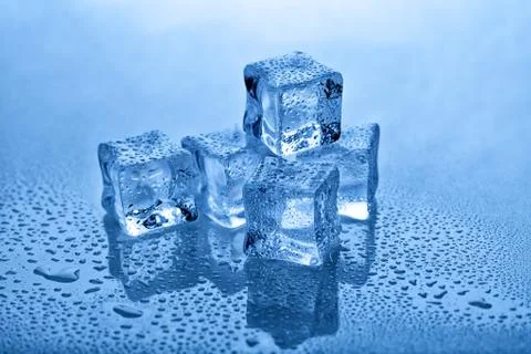 Artificial ice cubes with water drops. Tinted in blue. Foto stock