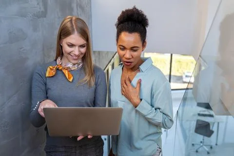 Artificial intelligence and technology development team using laptops, coding 库存照片