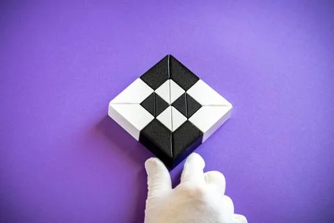 Artificial intelligence core and neural network concept. Hand in white glov.. 库存照片