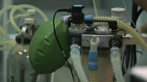 Artificial lung with pipes operates in modern surgery room Stockbeeldmateriaal 101295620
