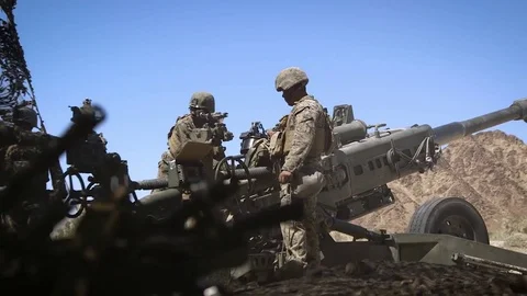 Artillery support load shell in M777 Howitzers - 2017 스톡 동영상 85312241