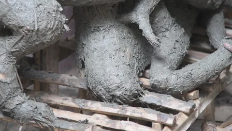 Artisan Applying Wet Clay over Straw Structure to Sculpt Traditional Clay Idol Vídeos de archivo 341403261