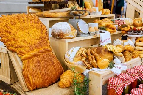 Artisan Bakery Display with Fresh Bread Pastries and Baked Goods Stockfoto's
