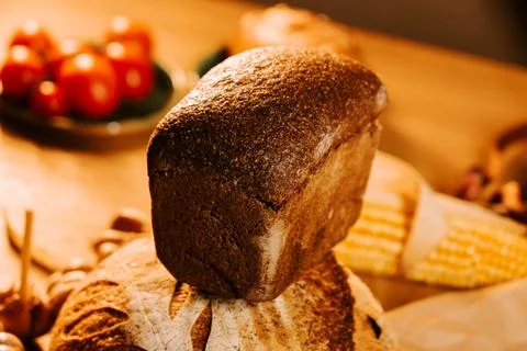 Artisan bread displayed on rustic table with decorative elements Foto stock