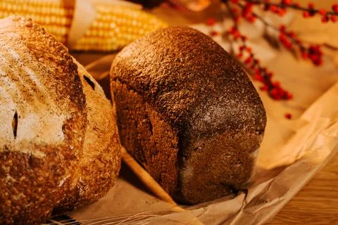 Artisan bread displayed on rustic table with decorative elements Stockfoto's
