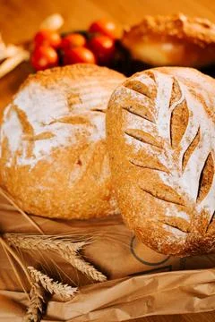 Artisan bread displayed on rustic table with decorative elements Stockfoto's
