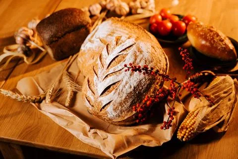 Artisan bread displayed on rustic table with decorative elements Stockfoto's