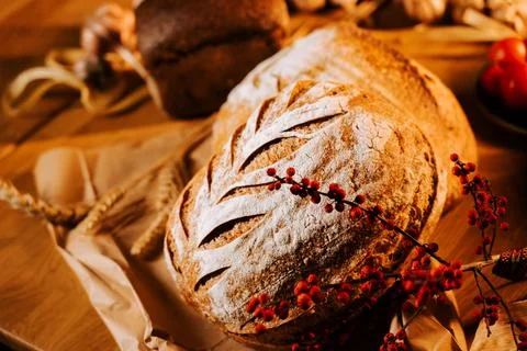 Artisan bread displayed on rustic table with decorative elements Stockfoto's