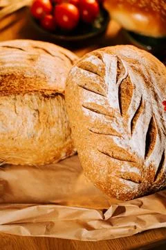 Artisan bread displayed on rustic table with decorative elements Stockfoto's