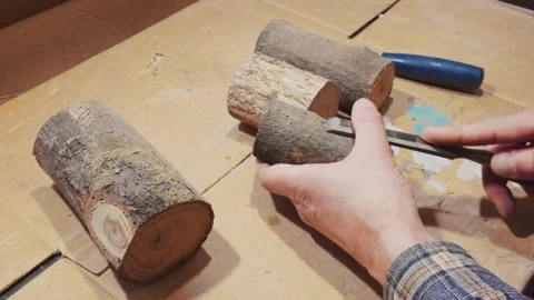 Artisan carefully removing bark with a chisel. Simple, soulful handmade process. Vídeo Stock 333149634
