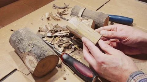 Artisan carefully removing bark with a chisel. Simple, soulful handmade process. Vídeo Stock 333149659