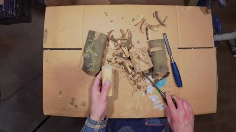 Artisan carefully removing bark with a chisel. Simple, soulful handmade process Vídeo Stock 333149682