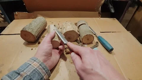 Artisan carefully removing bark with a chisel. Simple, soulful handmade process Vídeo Stock 333149702