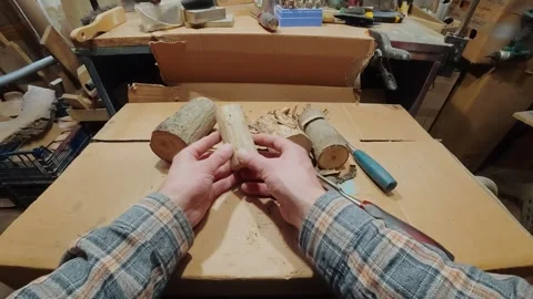 Artisan carefully removing bark with a chisel. Simple, soulful handmade process Vídeo Stock 333149705