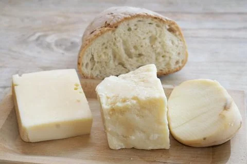 Artisan cheese slice rustic bread board Foto stock