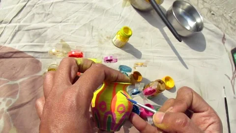 Artisan creating a beautiful pot Video stock 154411168