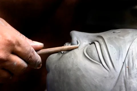 An artisan creating head of clay idol Foto stock