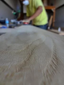 Artisan giving a texture of hand wire brushing to a White Oak wood plank Foto stock