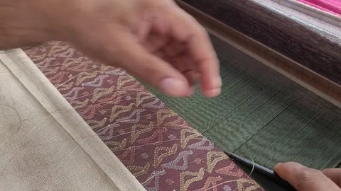 Artisan Hand-Weaving Intricate Patterns on Traditional Jamdani Sari Loom 库存影片 337546450