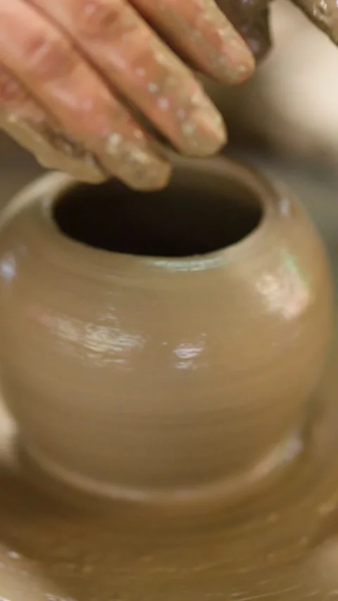 Artisan Hands Shaping Clay Pot on Spinning Pottery Wheel Vídeos de archivo 341536082
