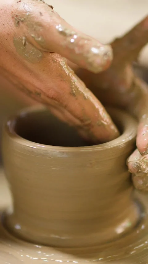 Artisan Hands Shaping Wet Clay Pot on Spinning Pottery Wheel Vídeos de archivo 341069005