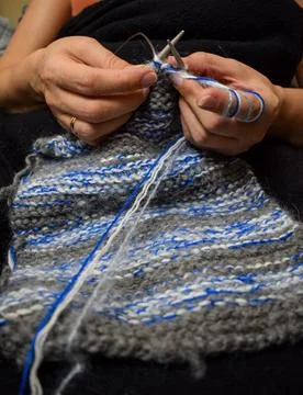 Artisan Knitting Process with Natural Wool Foto stock