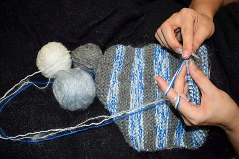 Artisan Knitting Process with Natural Wool Foto stock
