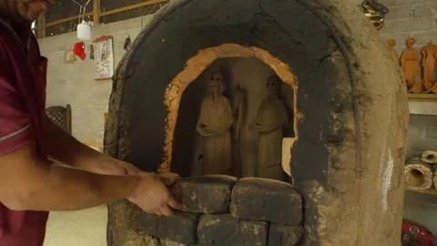 Artisan Loading Clay Catrina Figures into Traditional Kiln 库存影片 341326452